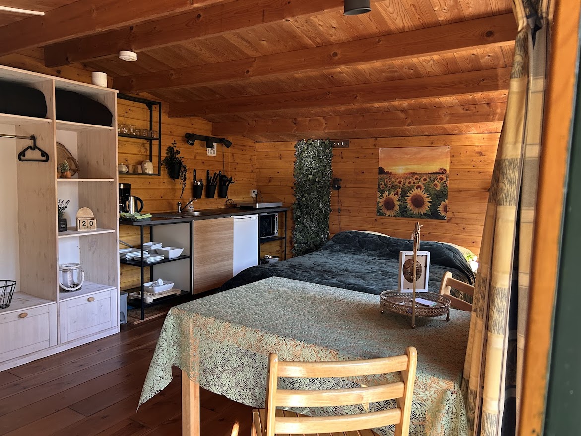 Blokhut keuken en bed