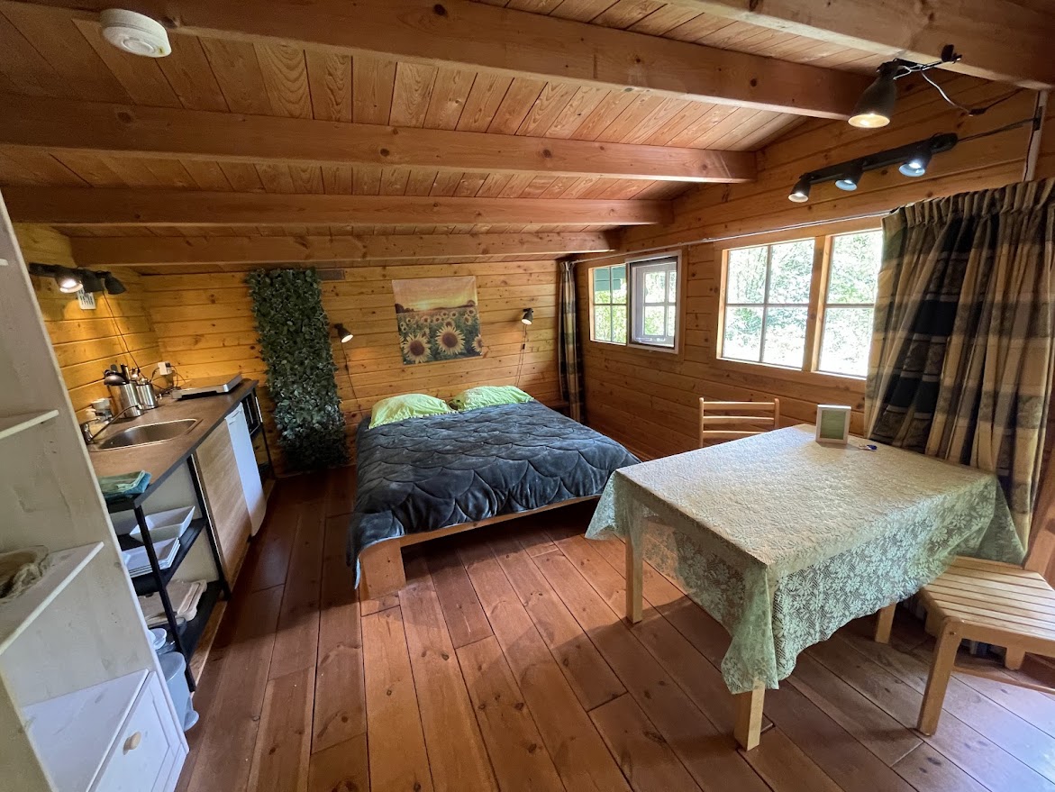 Blokhut bed en eettafel